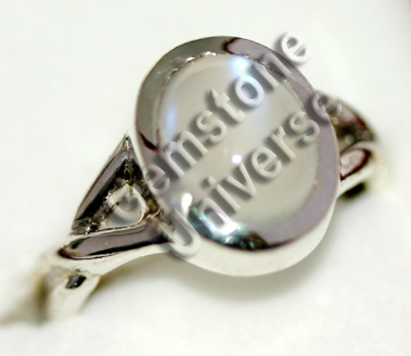 Natural Blue Moonstone of 3.39 carats set in Sterling Silver 925 ladies ring!