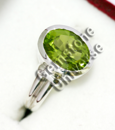Peridot of 2.45 carats. Origin Pakistan. Gemstoneuniverse.com Peridot of 2.45 carats. Origin Pakistan. Gemstoneuniverse.com