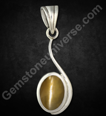 Honey coloured Quartz Cat’s Eye with a fine chatoyant band! Natural and untreated Quartz Cats Eye! Cat’s Eye the gem of the karmic planet - Ketu! Gemstoneuniverse.com