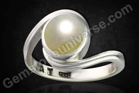 Out of the 9 sacred Pearls that the Garuda Puran mentions, Chandra Mani or Oyster Pearl is the one to harness the Moon energies! Look at this beatific Pearl.