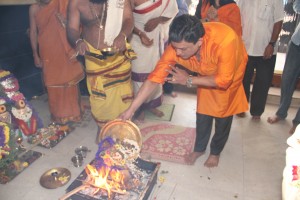 Guruji Shrii Arnav offering final oblations to the sacred fire