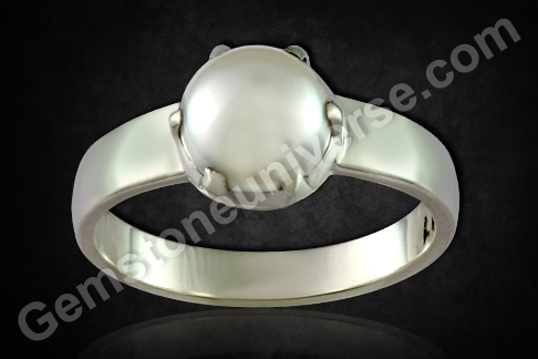 Natural and Organic Pearl of 4 carats in a Moon Talisman Ring