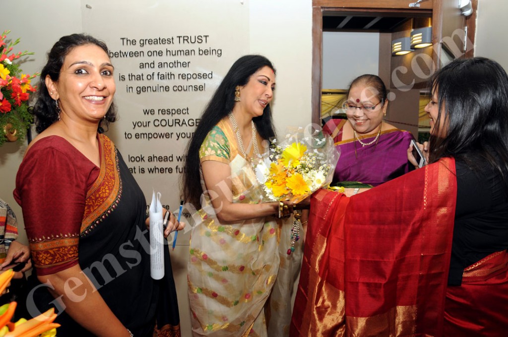 Vani Ganapathy, acclaimed danseuse being welcomed by Abhijita Kulshrestha- Senior planetary gemmologist and Gemstoneuniverse core team member.