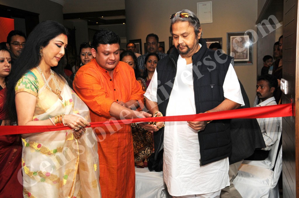 His Highness Srikantadatta Narasimharaja Wadiyar inaugurating the world’s largest facility for planetary Gemstones along with Guruji Shrii Arnav, Vani Ganapathy and other guests.