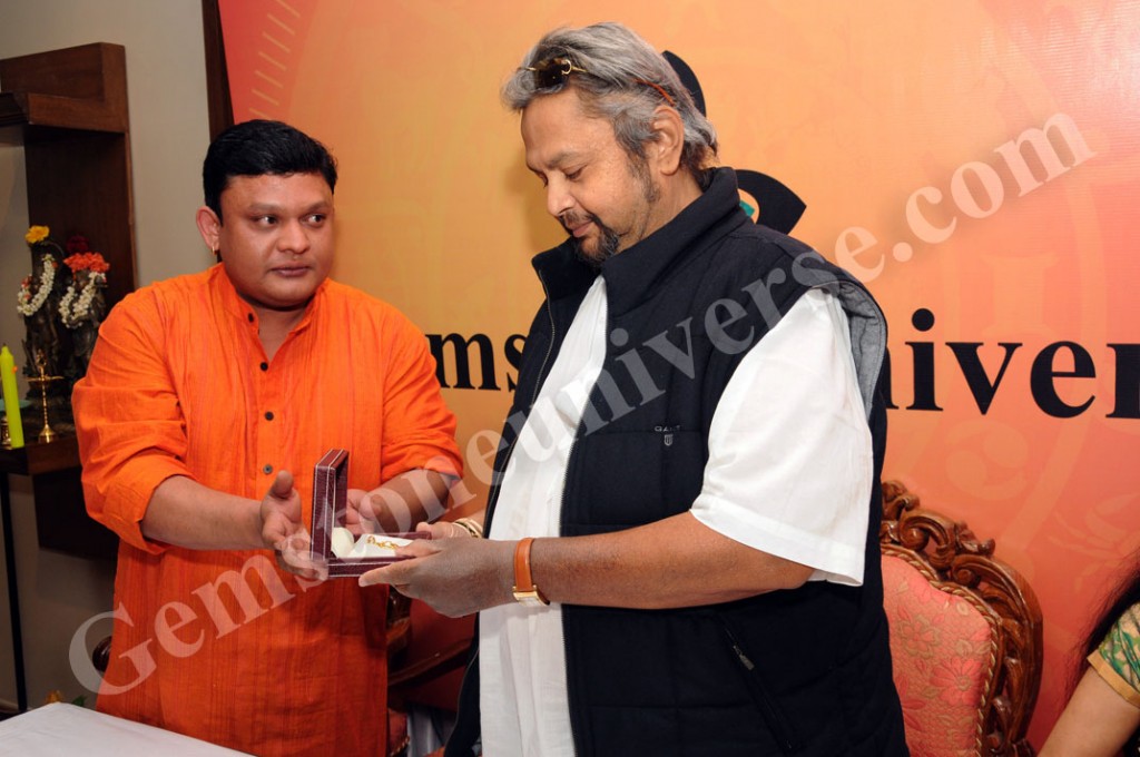 Guruji Shrii Arnav presenting a flawless Navaratna Talisman to His Highness Srikantadatta Narasimharaja Wadiyar-The scion of the Royal House of Mysore. With this we are launching the Navratna Line of Talisman for our patrons worldwide