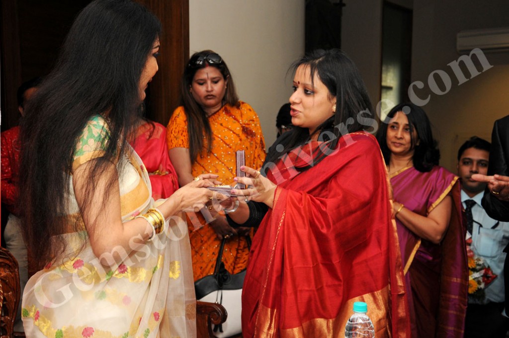Abhijita Kulshrestha- Senior planetary gemmologist and Gemstoneuniverse core team member presenting a flawless Navratna pendant to acclaimed Bharatnatyam Dancer Vani Ganapathy