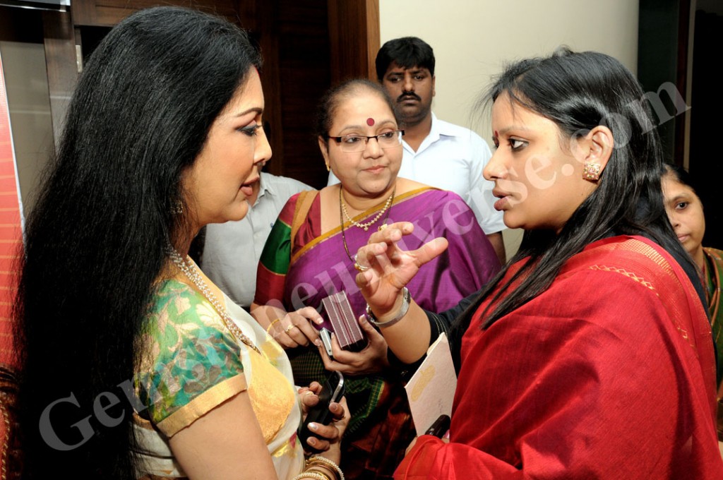 Abhijita Kulshrestha- Senior planetary gemmologist interacting with the guests. Also seen is Vani Ganapathy, acclaimed danseuse.
