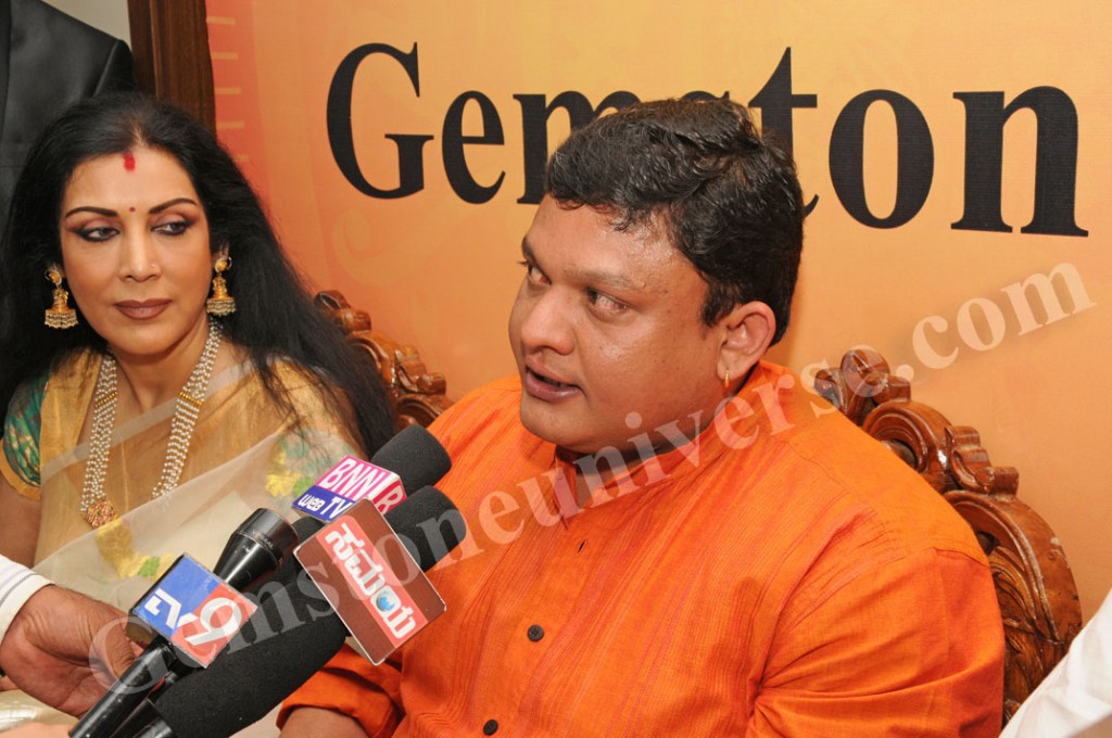 Guruji Shrii Arnav fielding some questions from the media Guruji Shrii Arnav fielding some questions from the media