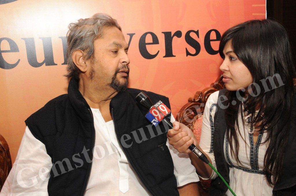 His Highness Srikantadatta Narasimharaja Wadiyar fielding some questions from the media
