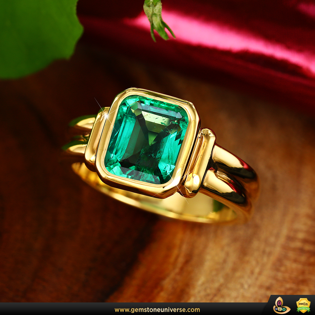 Fine Colombian Emerald Ring from the Gemstoneuniverse collection